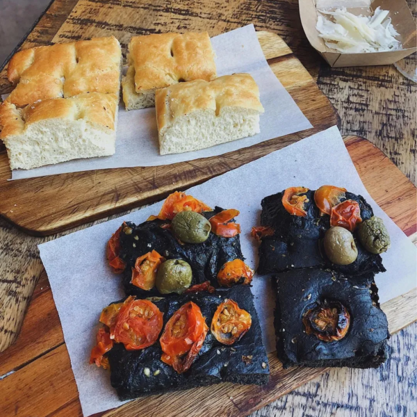 Focaccia al carbone vegetale – ración - Imagen 2