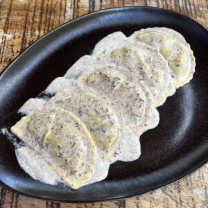 Mezzelune al funghi porcini con crema al tartufo(precio por ración)