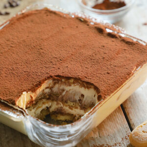Bandeja de Tiramisù tradizionale con caffè Illy