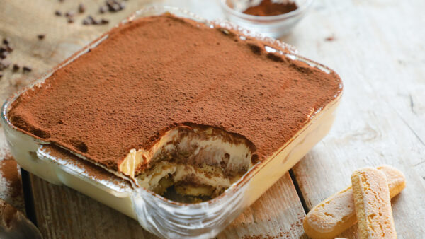 Bandeja de Tiramisù tradizionale con caffè Illy